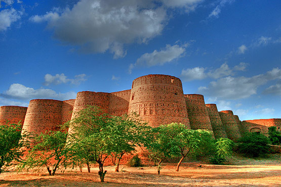 Derawar-Fort-Cholistan-Pakistan.jpg