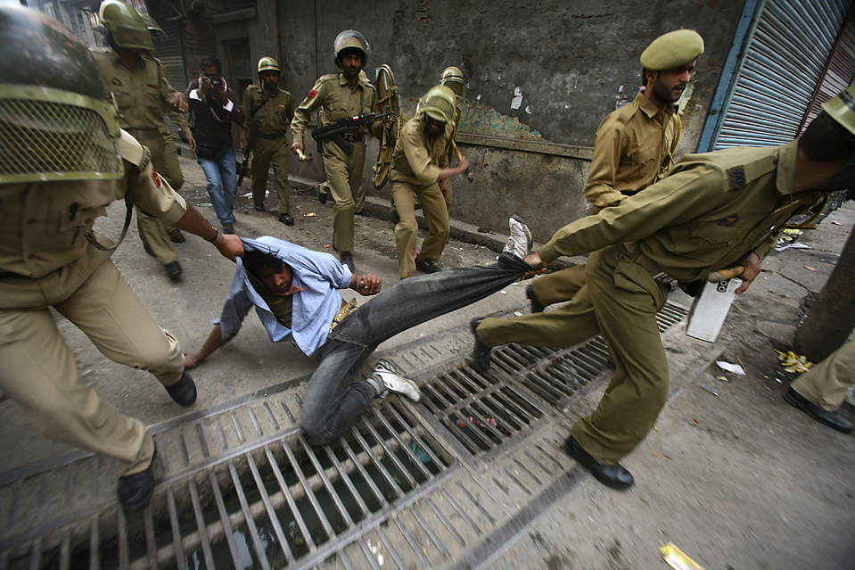 detained-kashmiri.jpg