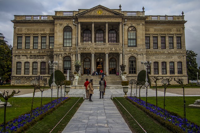 Dolmabahce-palace-istanbul-turkey.jpg