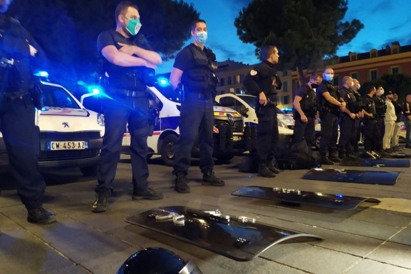 droitcitoyen-En-colère-contre-Castaner-ces-policiers-posent-leurs-menottes-au-sol-600x400.jpeg