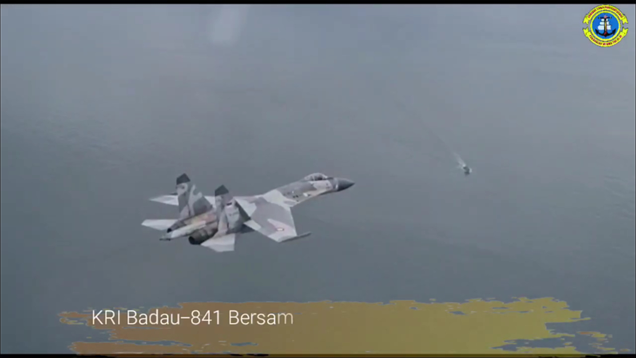 Dua Pesawat Tempur Terbang Rendah Di Atas Kapal Perang TNI AL KRI Badau-841 Di ALKI II.mp4_000...jpg