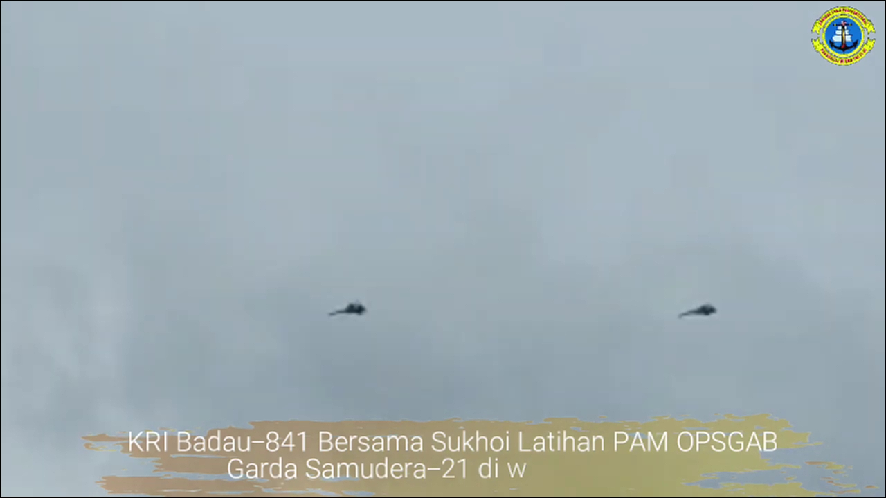 Dua Pesawat Tempur Terbang Rendah Di Atas Kapal Perang TNI AL KRI Badau-841 Di ALKI II.mp4_000...jpg