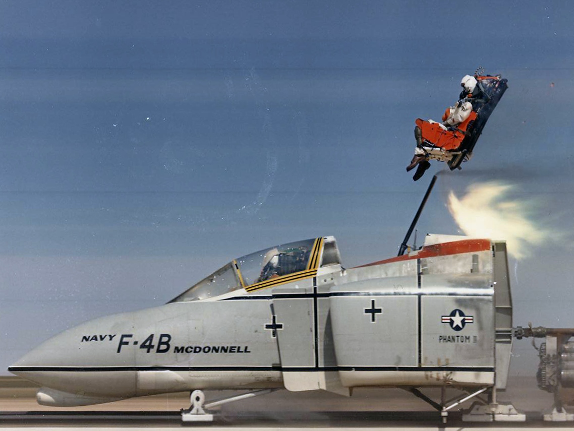 Ejector_seat_test_at_China_Lake_with_F-4B_cockpit_1967.jpg