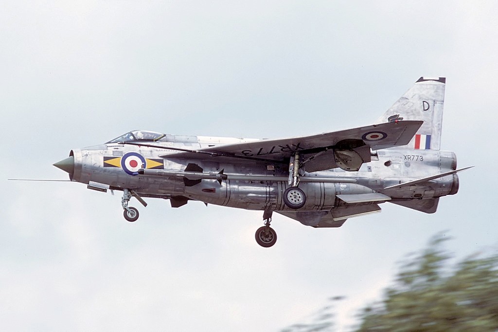 English_Electric_Lightning_F6,_UK_-_Air_Force_AN2260192.jpg