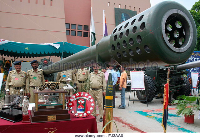 epa00810657-pakistan-army-soldiers-display-cannon-during-the-defence-fj3aa0.jpg