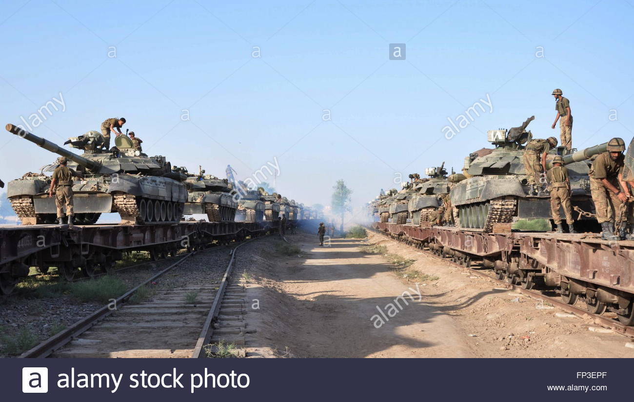 epa02116580-pakistani-army-soldiers-load-tanks-on-a-train-as-they-FP3EPF.jpg