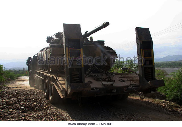 epa02259099-pakistani-army-soldiers-transport-tanks-in-south-wairistan-fn5r6p.jpg