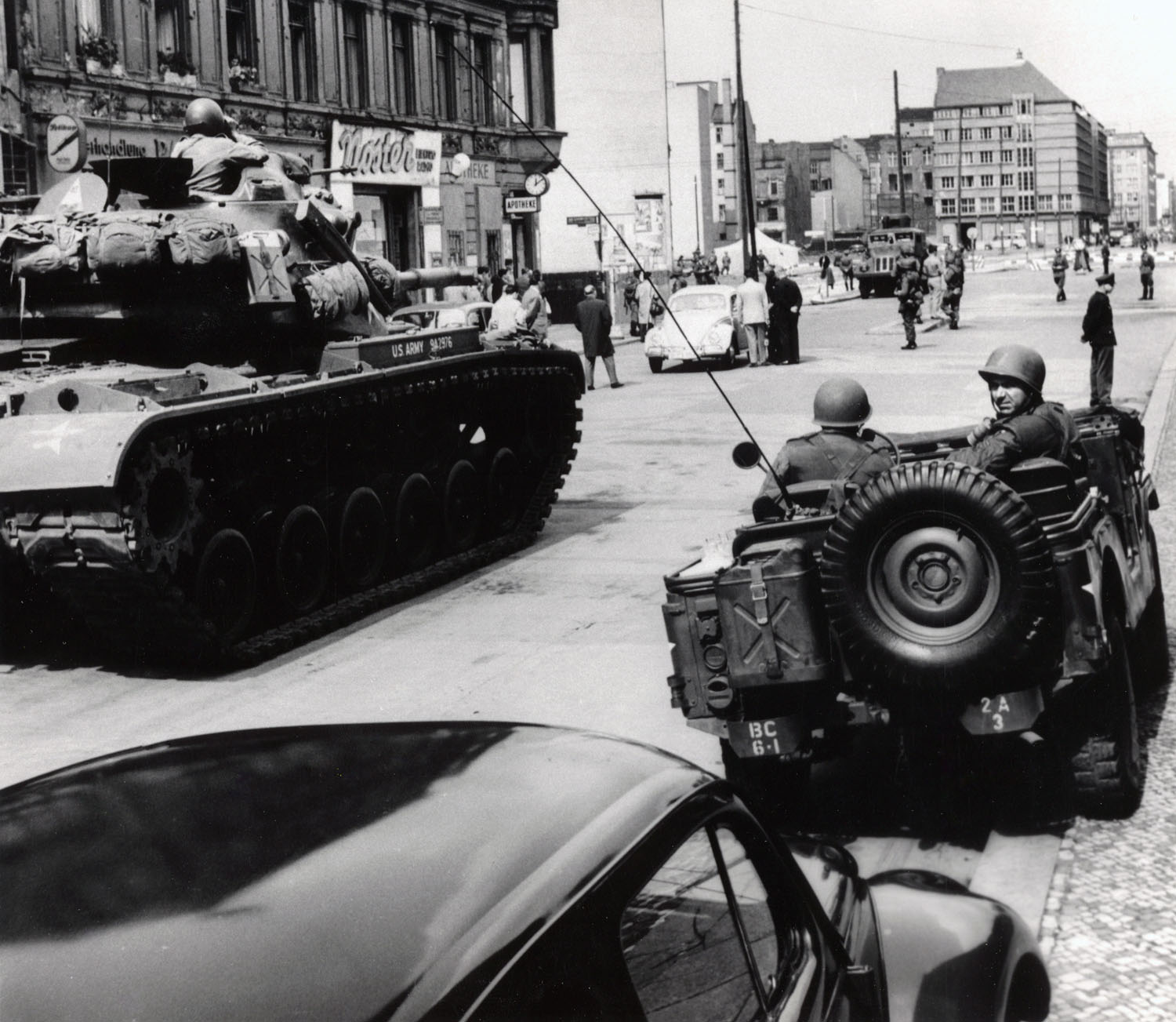 EUCOM_Checkpoint_Charlie_Standoff_1961.jpg