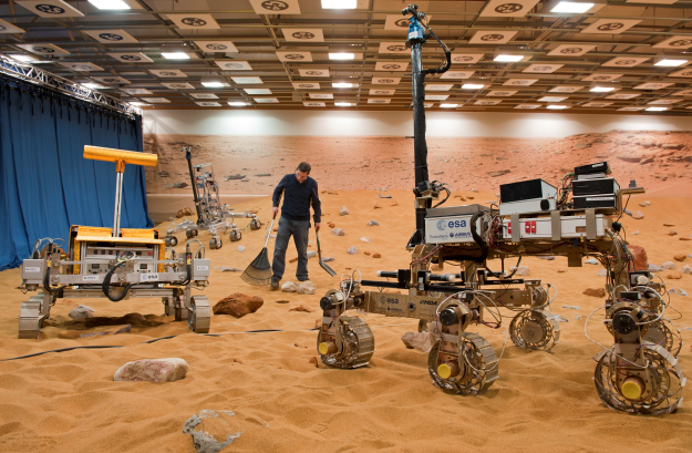 ExoMars_Mars_Yard_Inauguration_20140328_UK43330_625.jpg