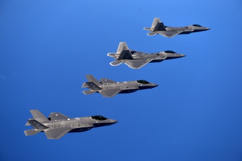 F35-F22b-600x400-490x326.jpg