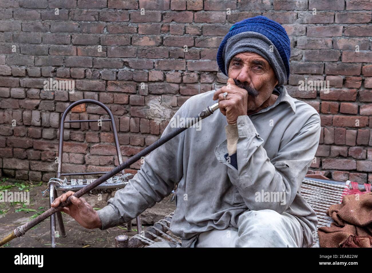 farmer-smoking-hookah-rural-life-punjab-pakistan-2EAB22W.jpg