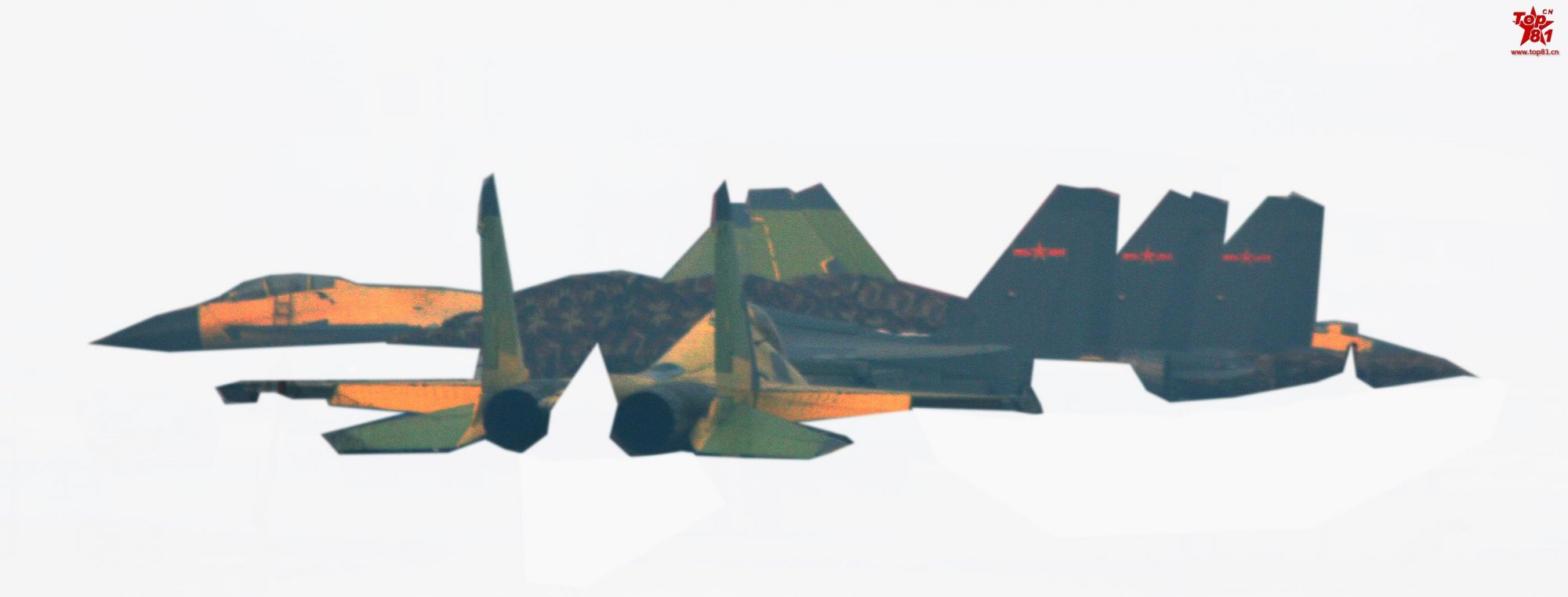 FC-31V2 maiden flight - Flankers in background 1.jpg