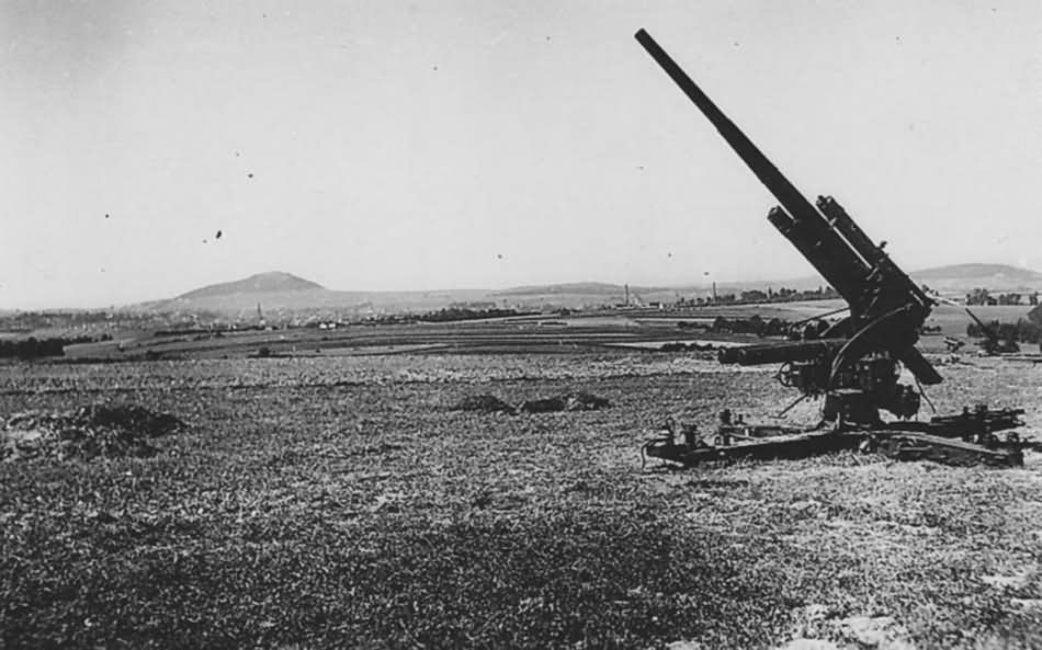 Flak_88mm_anti_aircraft_gun.jpg