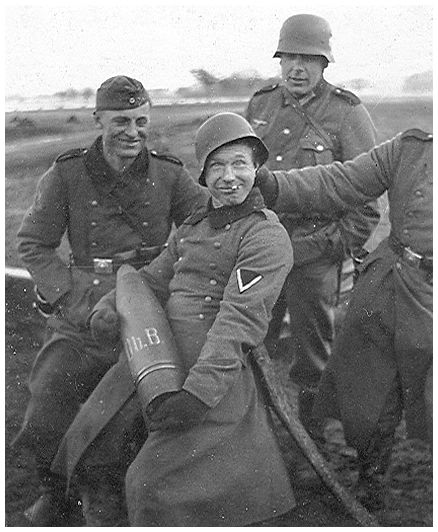 funny-pictures-german-soldiers-second-world-war-006[1].jpg