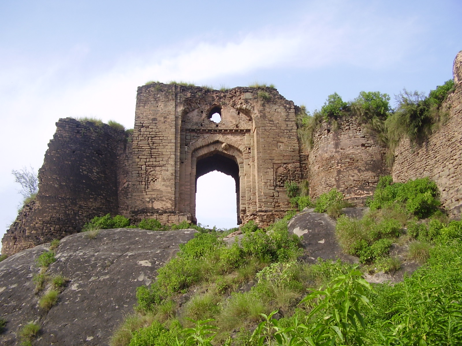 Gate_of_Pharwala_Fort_toward_the_Swaan_stream.JPG
