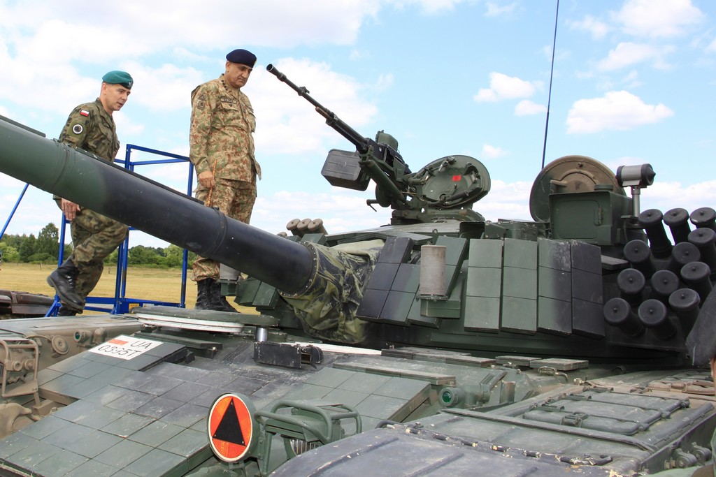 Gen bajwa visiting Poland (06-20-2018) 8088 PT-91.jpg