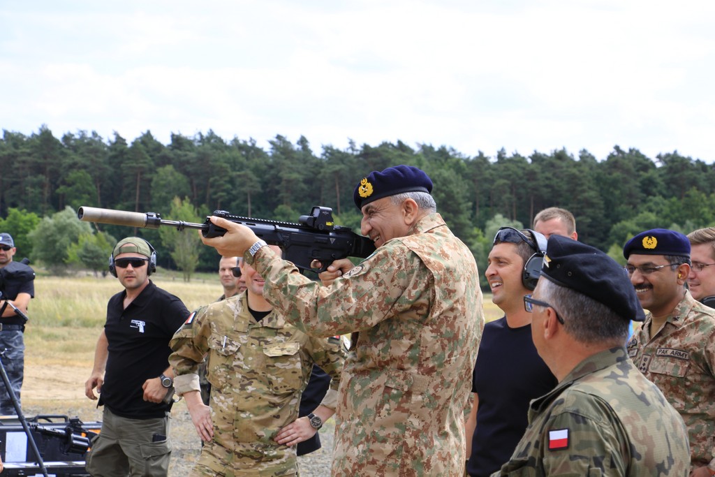 Gen bajwa visiting Poland (06-20-2018) 8092.jpg
