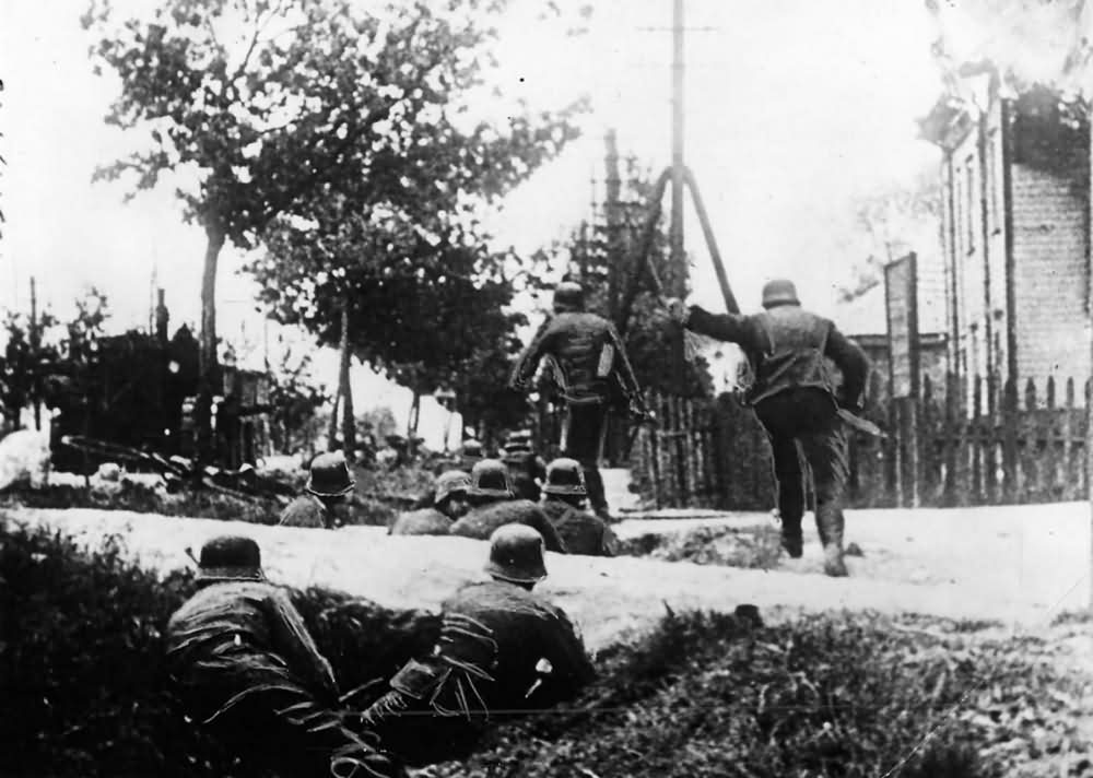 German_Troops_in_Action_During_Street_Fighting_in_Kovno_1941_Unternehmen_Barbarossa.jpg