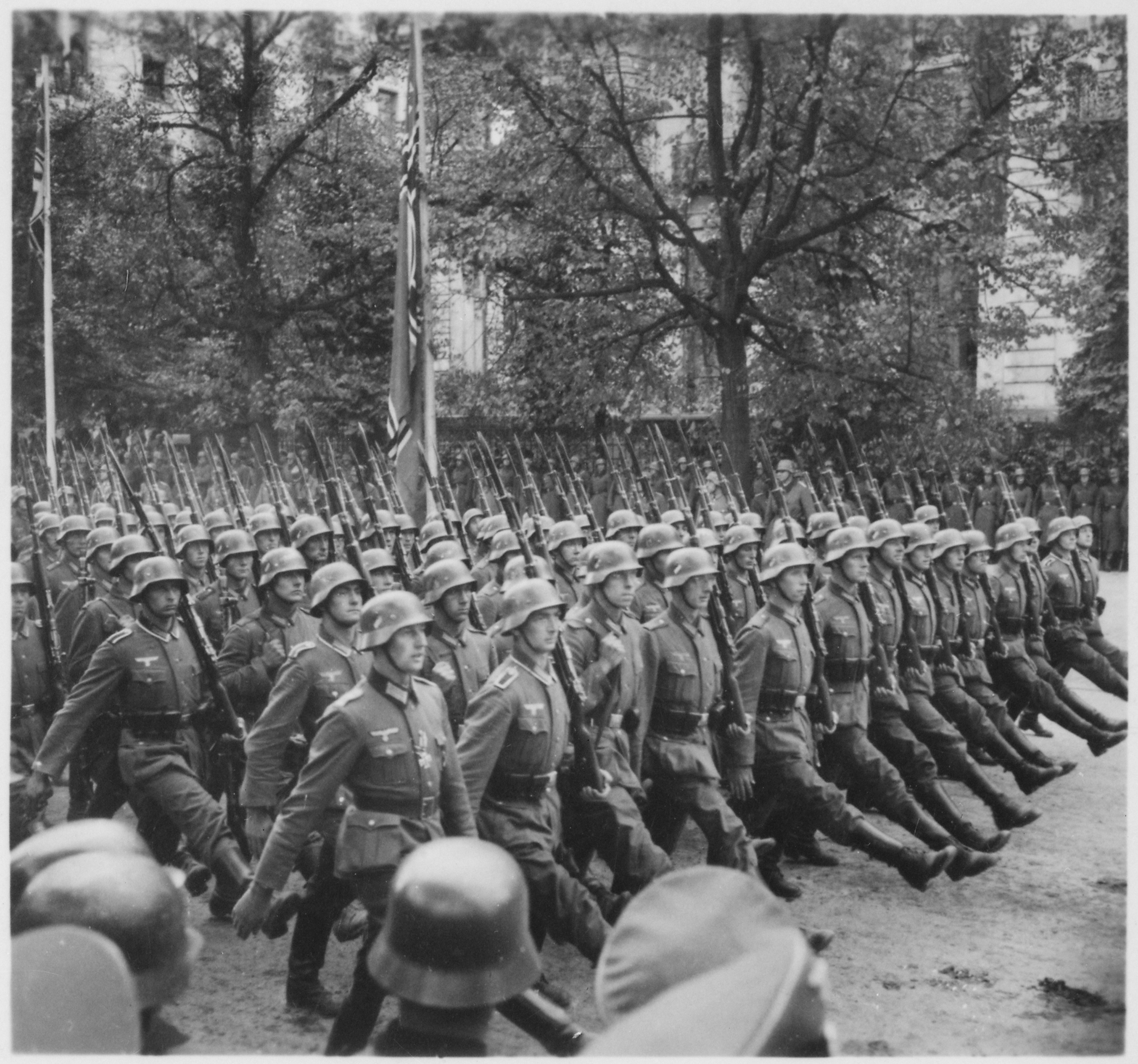 German_troops_parade_through_Warsaw,_Poland,_09-1939_-_NARA_-_559369[1].jpg