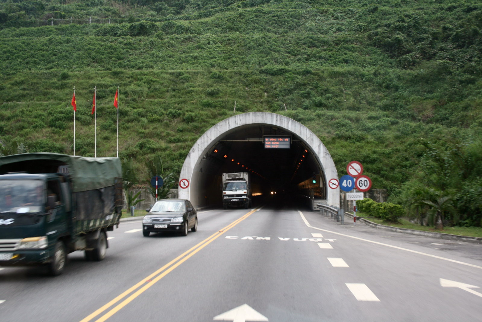 Hai_Van_Tunnel_North_Entrance[1].jpg