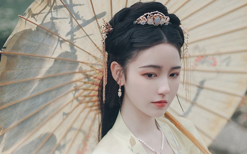 Hairstyle-Tutorial-for-Traditional-Chinese-Hanfu-Dress-7.jpg