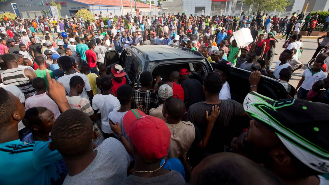 haiti-car-loot.jpg