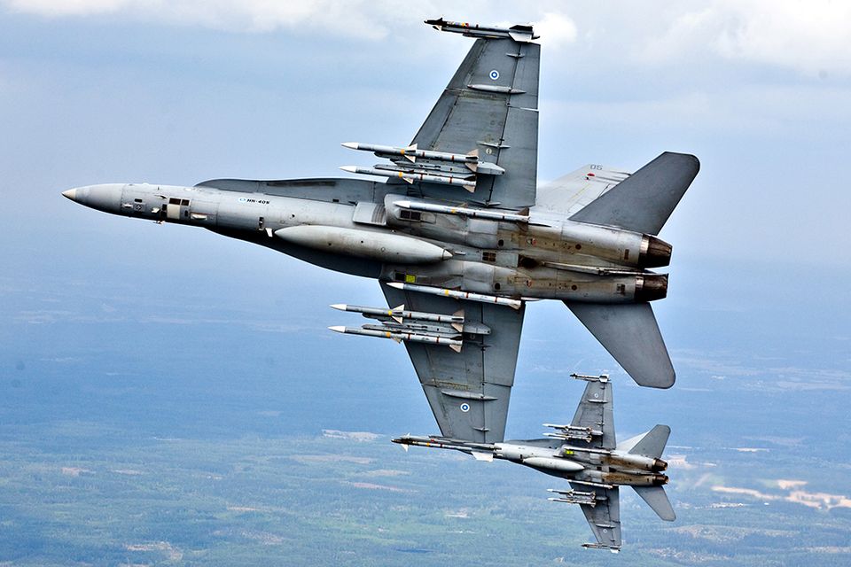 Hornet+F-18+ilmasta+ilmaan+varustuksessa.jpg