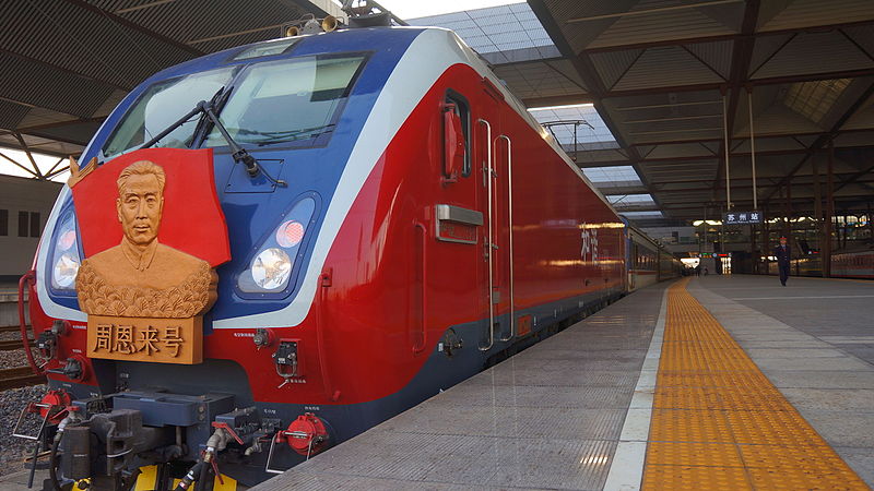 HXD1D-1898_drives_T7605_at_Suzhou_Railway_Station.JPG