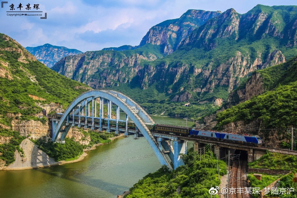 永定河谷·山间飞虹 HXD2-1092牵引00487次回送六节空25B型车底通过著名的七号桥，4415次的身影仿佛又回到了丰沙线上f.jpg