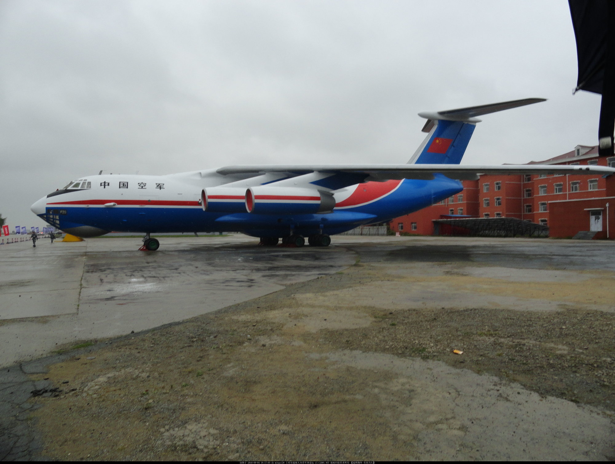 Il-76MD H-6670 blue-red-white scheme - 4.9.16 - 2.jpg