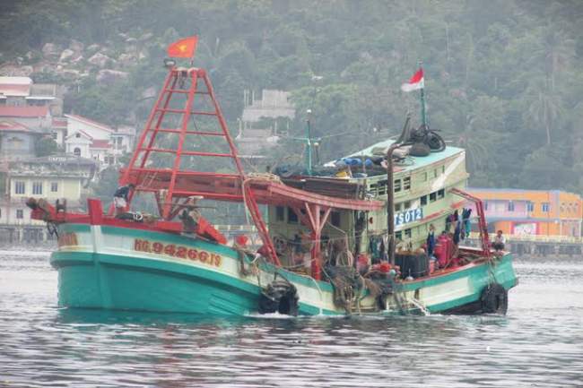 illegalfishingboat-5.jpg