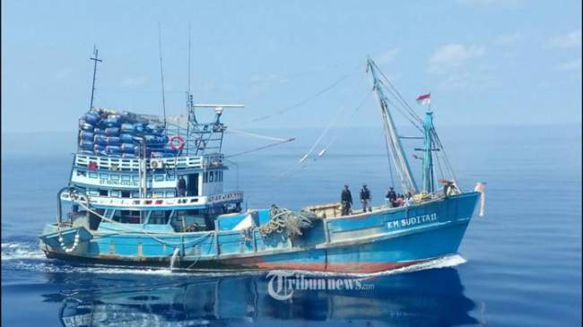 illegalfishingboat-6.jpg