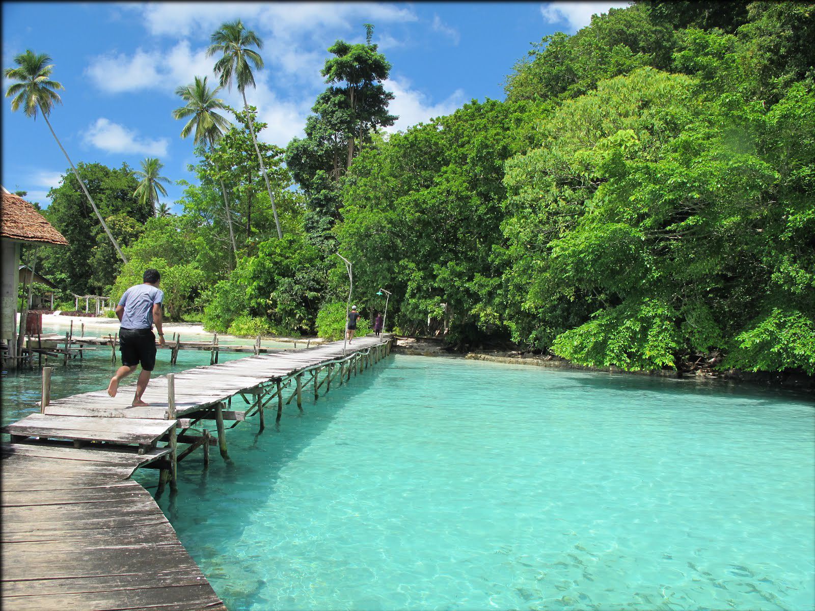 Indahnya Pantai Ora di Maluku Tengah.jpg