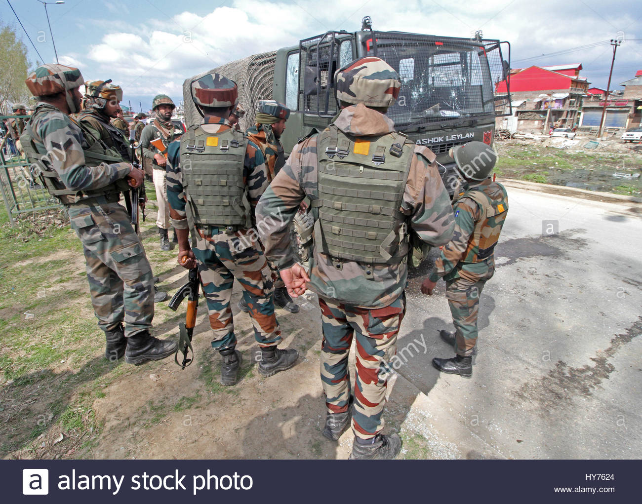 india-01st-apr-2017-indian-army-soldiers-stand-near-the-damaged-vehicle-HY7624.jpg