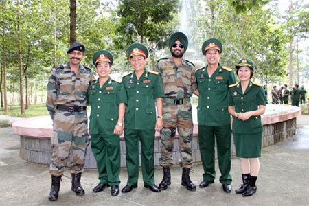 indian-and-vietnamese-officers-posing-for-a-picture-1598435-10141251795.jpg