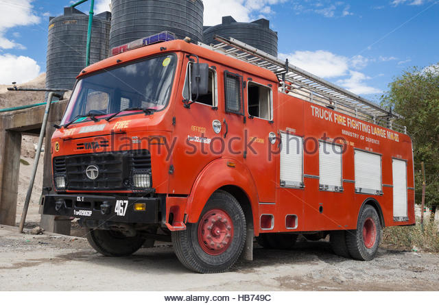 indian-army-fire-truck-replenishing-water-ladakh-india-hb749c.jpg