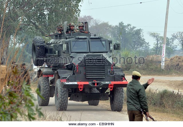 indian-army-soldiers-arrive-at-the-site-of-ongoing-encounter-between-eb9hhn.jpg