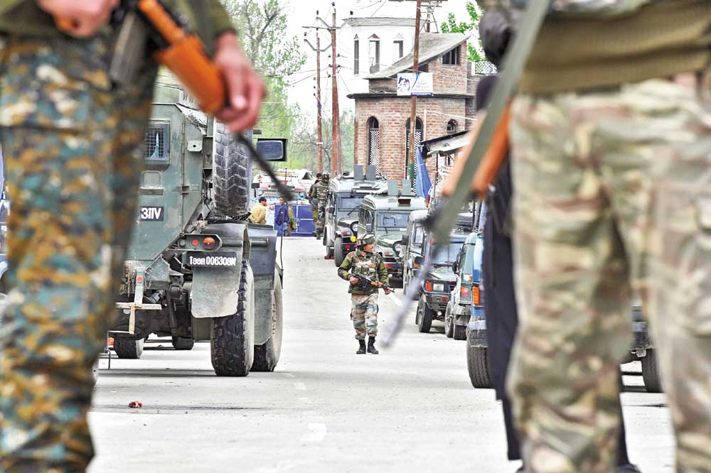 Indian army soldiers stand guard.jpg