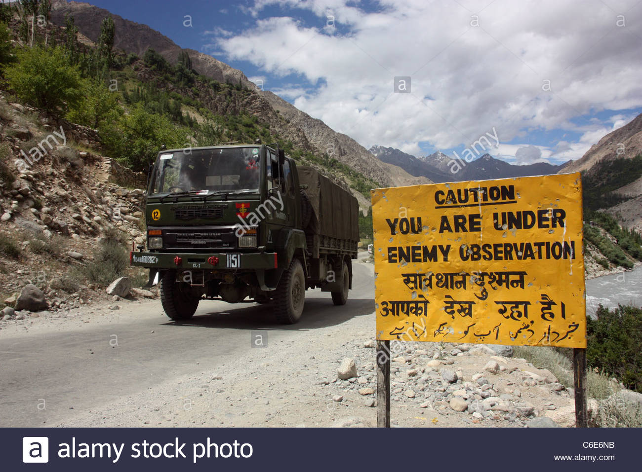 indian-army-truck-passes-warning-sign-on-the-hazardous-road-to-kargil-C6E6NB.jpg