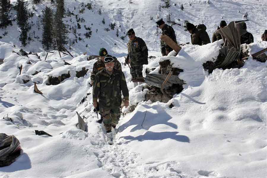 Indian_Army_Officer_Patrolling_Siachen.jpg