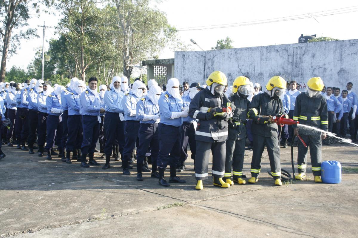 Indian_Navy_personnel_during_a_firefighting_drill.jpg