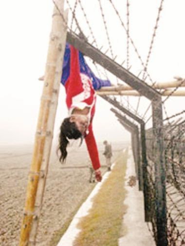 IndiaShootToKill-BorderFence-DanglingDead.jpg