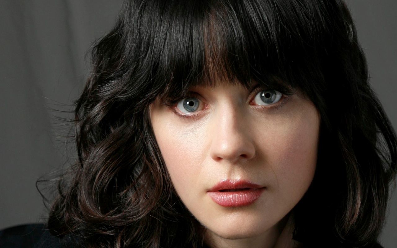 innocent-zooey-deschanel-desktop-background.jpg