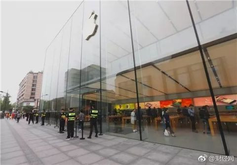 iphone8 launch - few people show up in Hangzhou 05.jpg