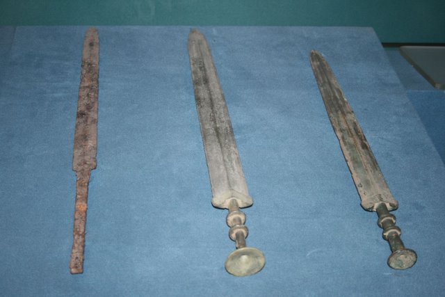 Iron_sword_and_two_bronze_swords,_Warring_States_Period[1].JPG
