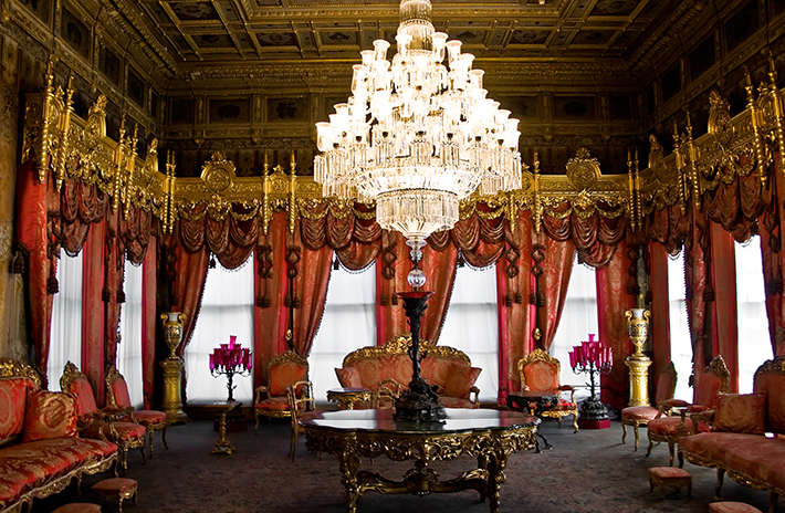 istanbul_dolmabahce_palace_sultans_reception_room.jpg