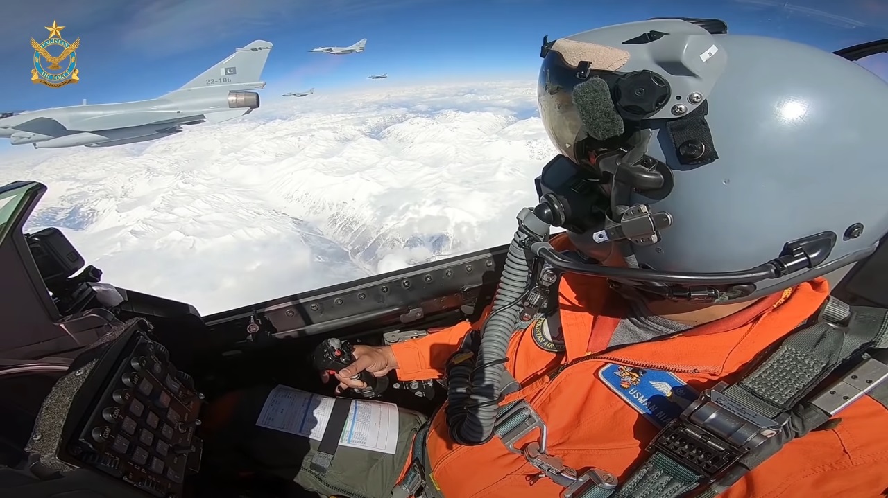 J-10 flying in Pakistan while entering into Pakistan Airspace for the first time.jpg