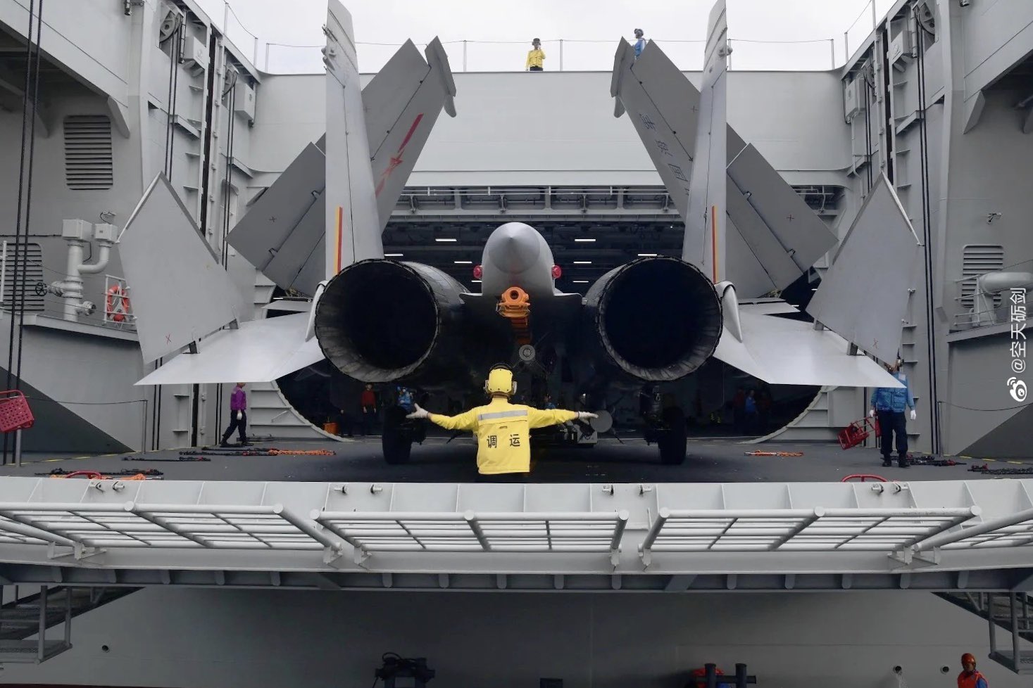 J-15 on aircraft carrier Shandong CV-17 by 空天砺剑 at Weibo - Dec2020 01.jpg