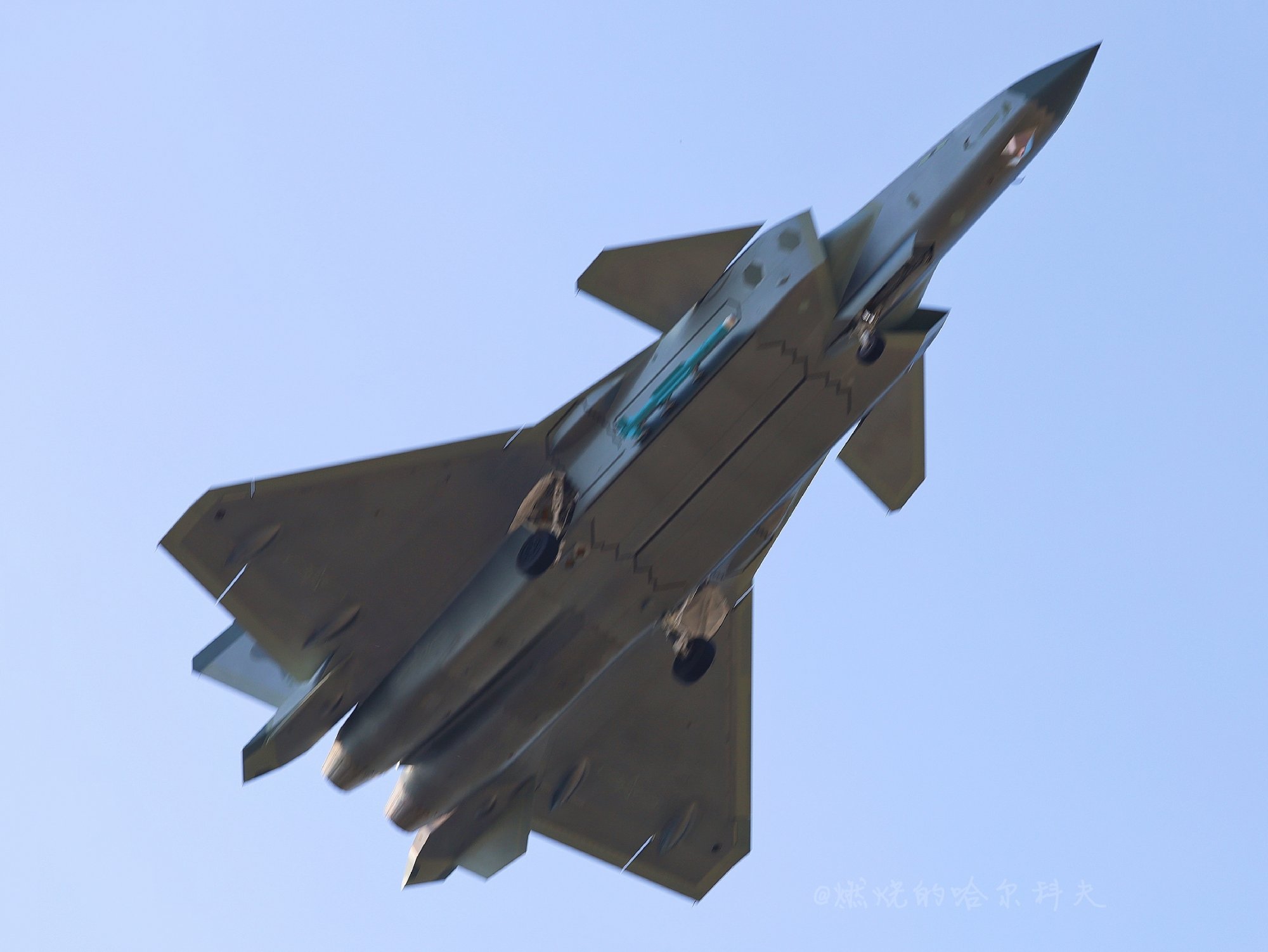 J-20 with a lateral missile side extended 2020-11.jpg