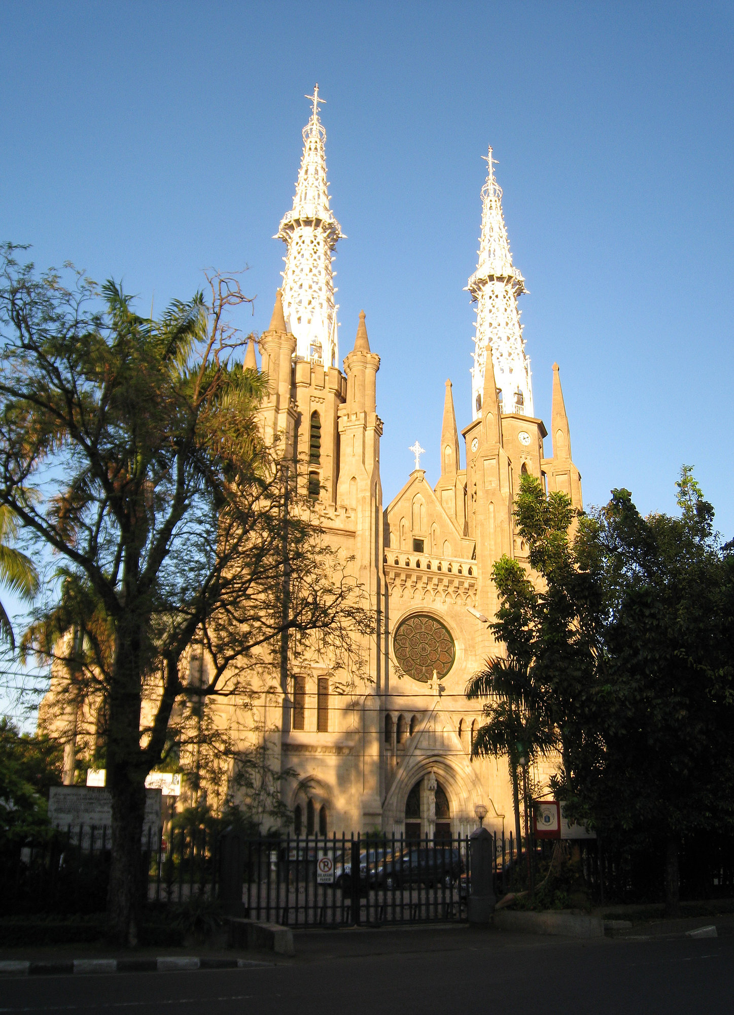 Jakarta_Cathedral_Afternoon.JPG